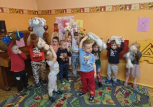 grupa młodsza i pokolorowany Pluszowy Miś