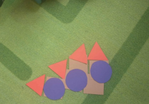 różnych figur geometrycznych budowały nowe kształty