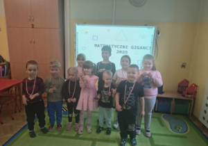 Dzieci otrzymały pamiątkowe medale oraz nagrody rzeczowe.