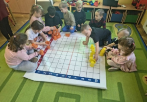 budowały z kubeczków