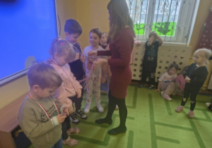 Dzieci otrzymały pamiątkowe medale oraz nagrody rzeczowe.