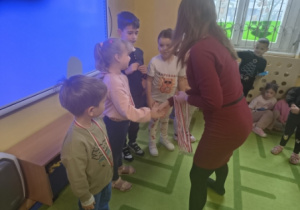 Dzieci otrzymały pamiątkowe medale oraz nagrody rzeczowe.