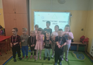 Dzieci otrzymały pamiątkowe medale oraz nagrody rzeczowe.