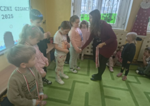 Dzieci otrzymały pamiątkowe medale oraz nagrody rzeczowe.