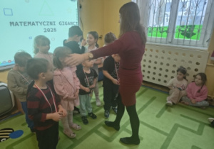 Dzieci otrzymały pamiątkowe medale oraz nagrody rzeczowe.