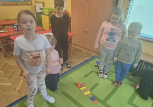 różnych figur geometrycznych budowały nowe kształty