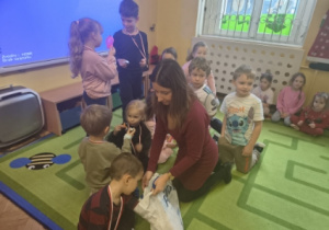 Dzieci otrzymały pamiątkowe medale oraz nagrody rzeczowe.