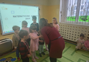 Dzieci otrzymały pamiątkowe medale oraz nagrody rzeczowe.