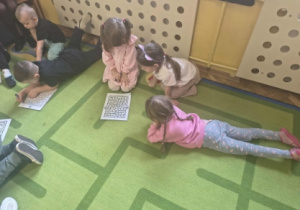 szukały drogi w labiryncie