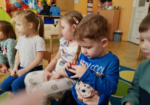 poznawanie przyprawy za pomocą zmysłów