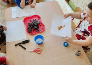 dzieci wykonują prace plastyczną