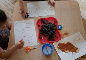 dzieci wykonują prace plastyczną