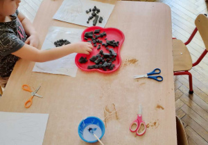 dzieci wykonują prace plastyczną