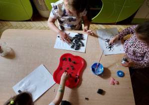dzieci wykonują prace plastyczną