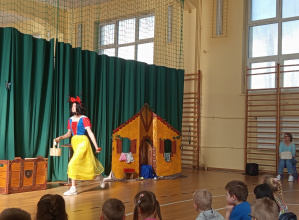 Wycieczka do SP nr 173 na przedstawienie "Królewna Śnieżka" - grupa 0