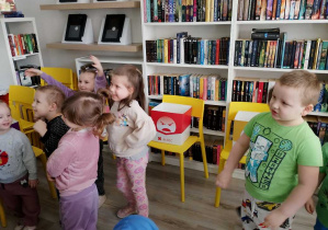 dzieci w bibliotece