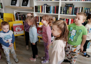 dzieci w bibliotece