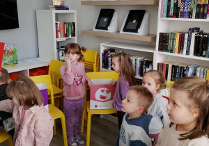 dzieci w bibliotece