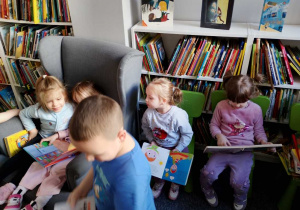 dzieci oglądają książki