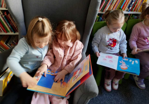 dzieci oglądają książki