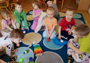 dzieci czekają na sygnał gry na instrumentach