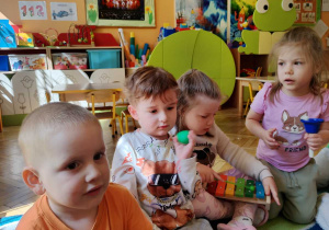 dzieci grają na instrumentach