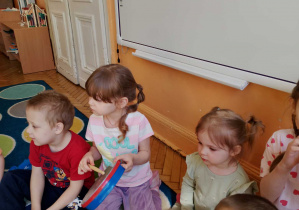 dzieci grają na instrumentach
