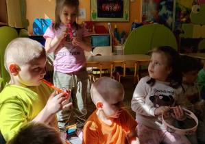 dzieci grają na instrumentach