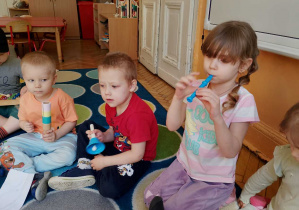 dzieci grają na instrumentach