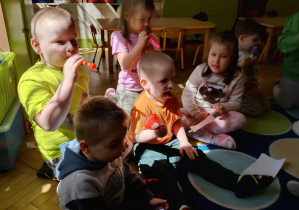 dzieci grają na instrumentach