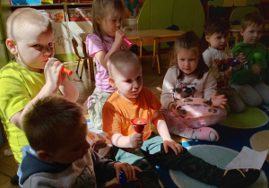 dzieci grają na instrumentach