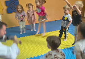 dzieci wykonują ćwiczenia podskakują