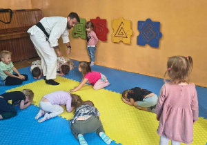 dzieci wykonują ćwiczenia