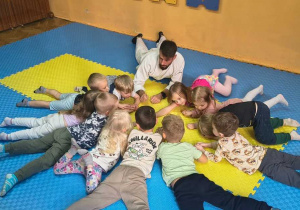 dzieci wykonują ćwiczenia