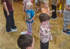 dzieci stoją na gazecie