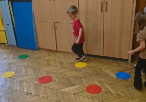 dzieci idą slalomem