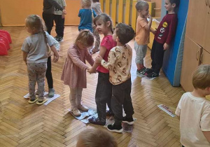 dzieci tańczą w parach na gazecie