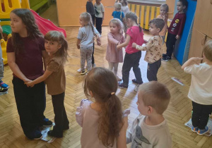 dzieci tańczą w parach na gazecie