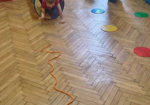 dzieci przechodzą przez materiałowy tunel animacyjny
