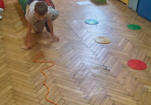 dzieci przechodzą przez materiałowy tunel animacyjny