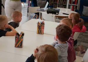 dzieci oglądają ilustracje