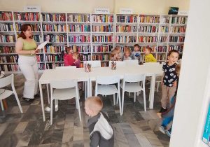 dzieci tańczą, podskakują