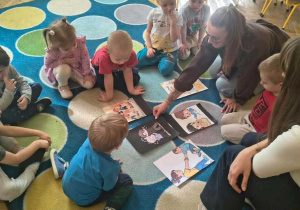 specjalistki i dzieci rozmawiając o sytuacjach na ilustracjach
