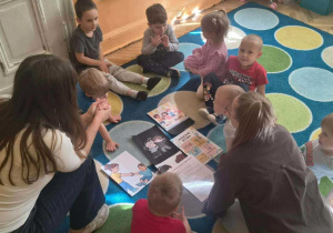 specjalistki i dzieci rozmawiając o sytuacjach na ilustracjach