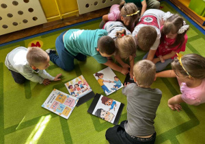 dzieci rozmawiając o sytuacjach na ilustracje
