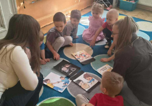 specjalistki i dzieci rozmawiając o sytuacjach na ilustracjach