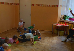 dzieci na symbol żółtego krążka kładą się na brzuchu