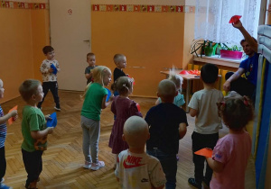 dzieci na symbol krążka czerwonego stoją