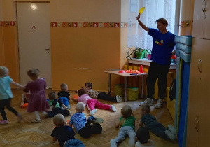 dzieci na symbol krążka żółtego kładą się na brzuchu
