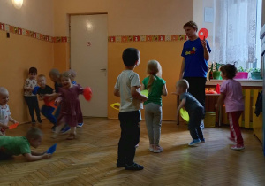 dzieci na symbol krążka czerwonego stoją